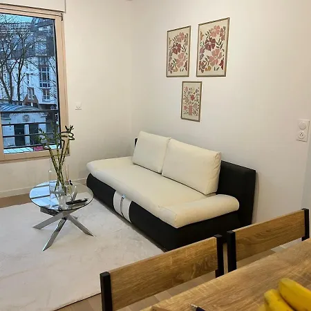 Seemingly Spacious Modern & Bright Chic Appartement Paris