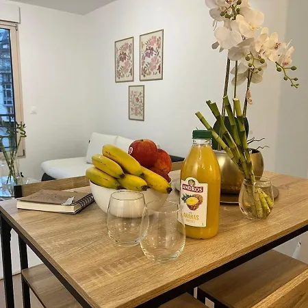 Seemingly Spacious Modern & Bright Chic 파리