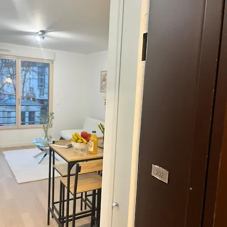 Seemingly Spacious Modern & Bright Chic 파리