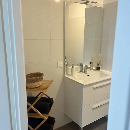 Seemingly Spacious Modern & Bright Chic