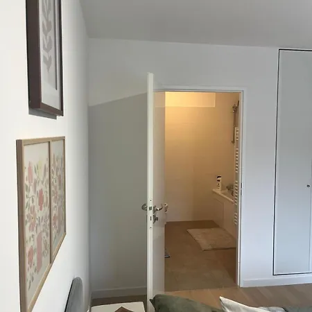 Seemingly Spacious Modern & Bright Chic Lejlighed Paris
