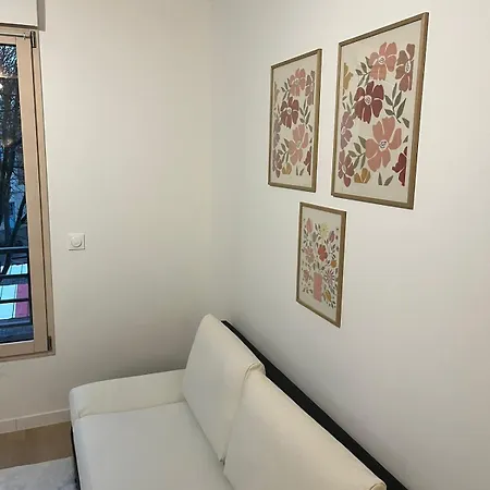 아파트 Seemingly Spacious Modern & Bright Chic *