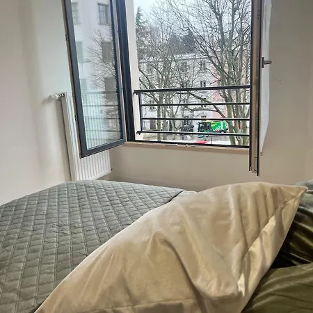Seemingly Spacious Modern & Bright Chic Appartement