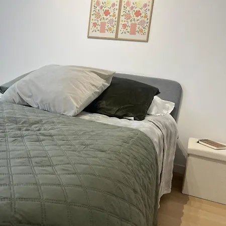 Seemingly Spacious Modern & Bright Chic Apartment *