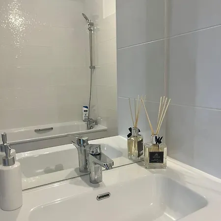 Seemingly Spacious Modern & Bright Chic Paris