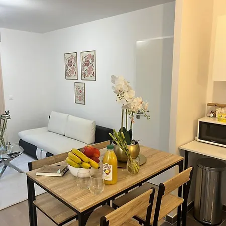 Seemingly Spacious Modern & Bright Chic * Paris